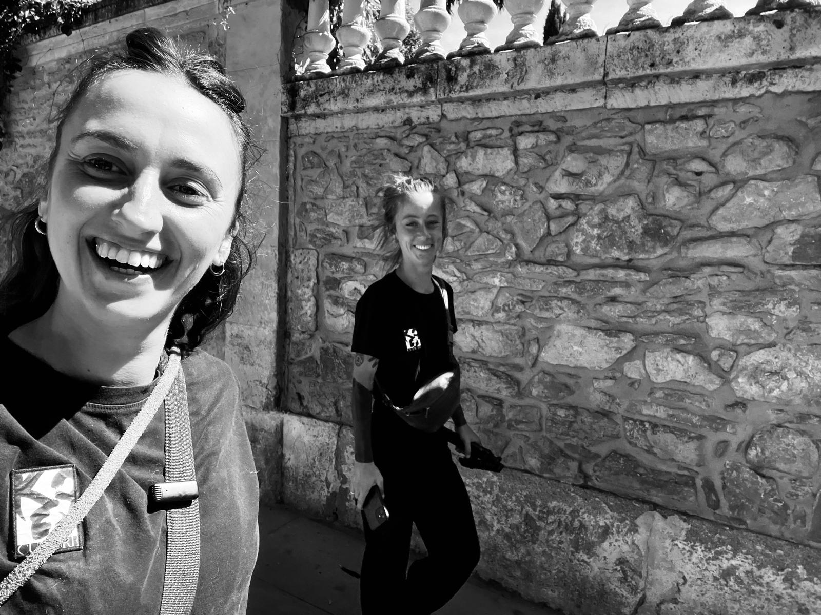 Julie et Suzon, éducatrices canines, souriantes lors d'une promenade